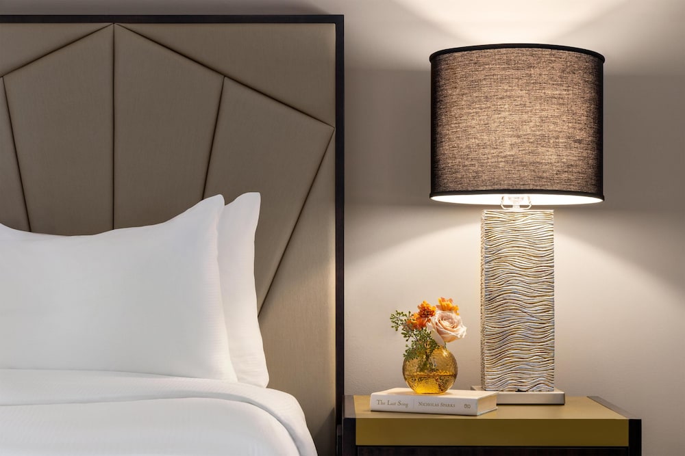 Martinique New York on Broadway, Curio Collection by Hilton — Hotel rooms in New York City, New York State