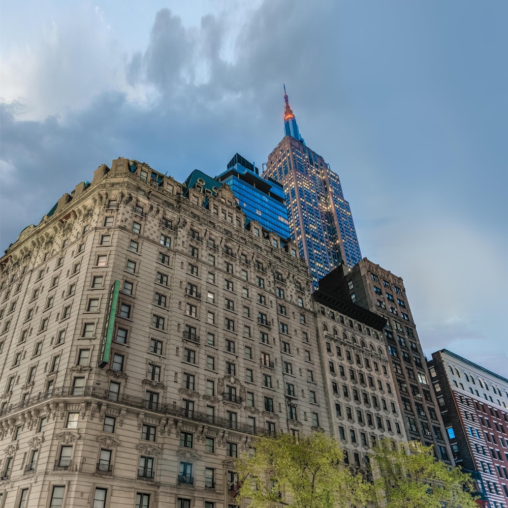 Martinique New York on Broadway, Curio Collection by Hilton — Hotel building in New York City, New York State