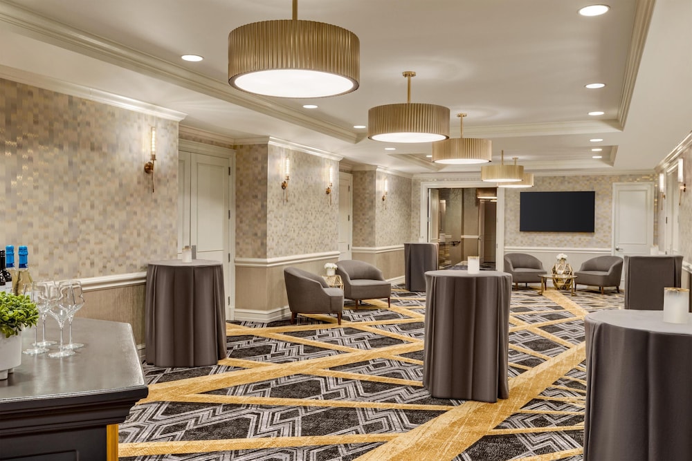 Martinique New York on Broadway, Curio Collection by Hilton — Hotel building in New York City, New York State
