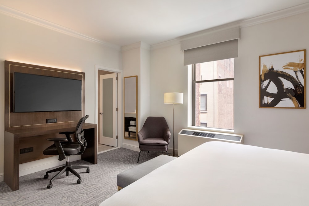 Martinique New York on Broadway, Curio Collection by Hilton — Hotel rooms in New York City, New York State