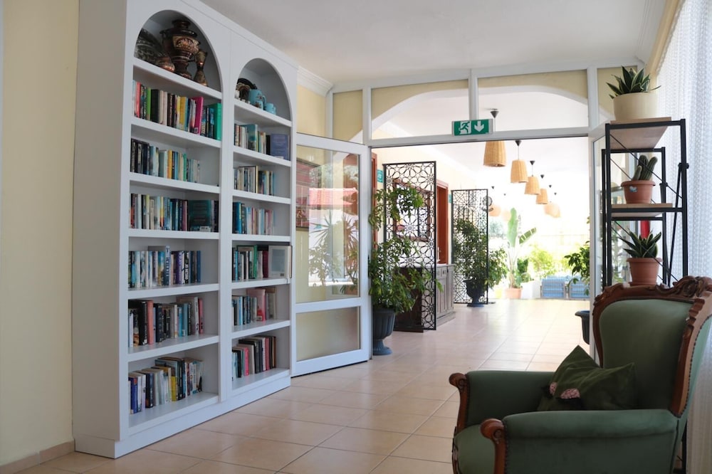 Taner Otel — Hotel building in Fethiye, Mugla