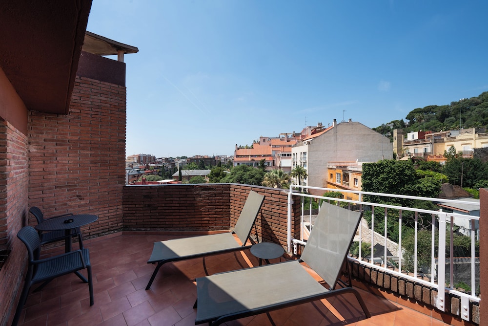 Catalonia Park Putxet Hotel — Hotel building in Barcelona, Catalonia
