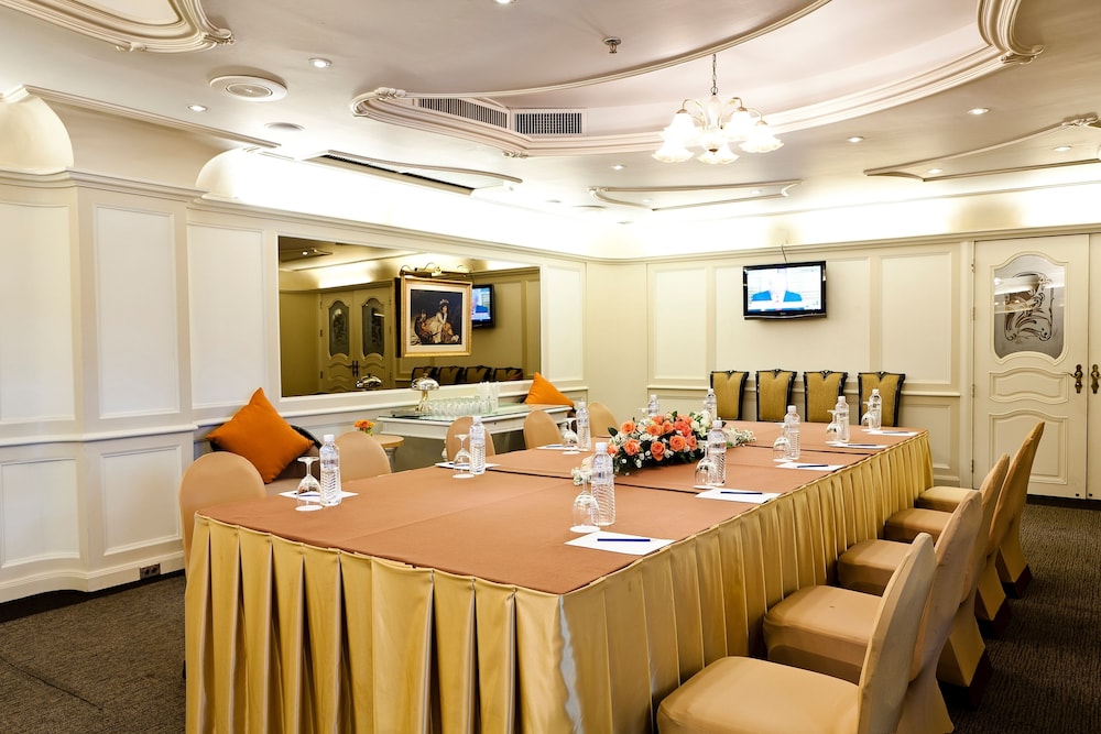 Royal Princess Larn Luang — Hotel building in Bangkok, Bangkok