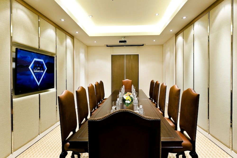 Royal Princess Larn Luang — Hotel building in Bangkok, Bangkok