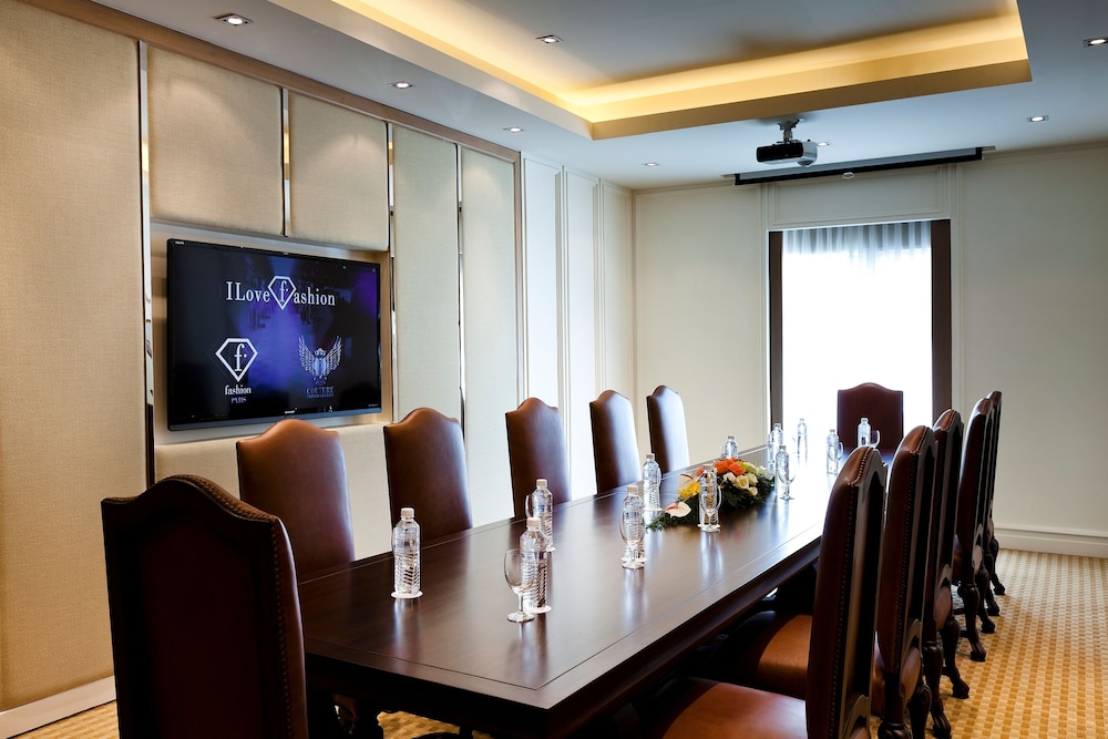 Royal Princess Larn Luang — Hotel building in Bangkok, Bangkok