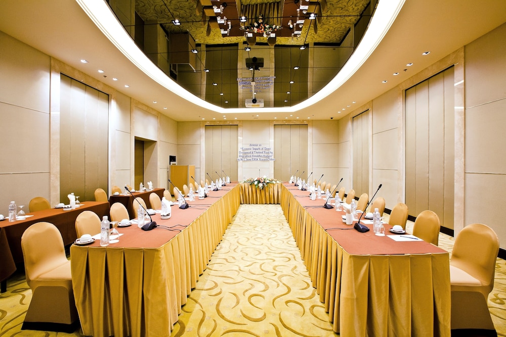Royal Princess Larn Luang — Hotel building in Bangkok, Bangkok