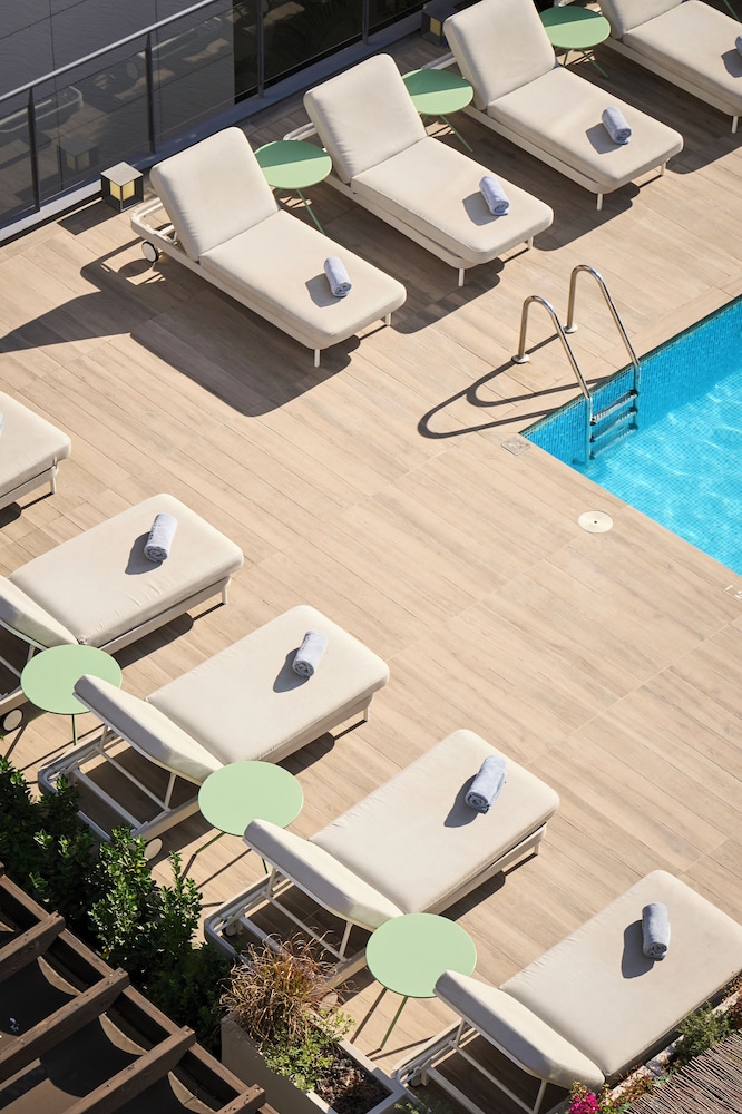 Catalonia Ramblas — Swimming pool in Barcelona, Catalonia