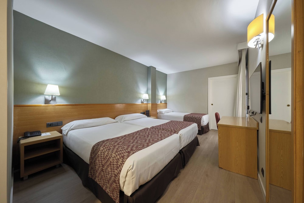 Catalonia Park Güell — Hotel rooms in Barcelona, Catalonia