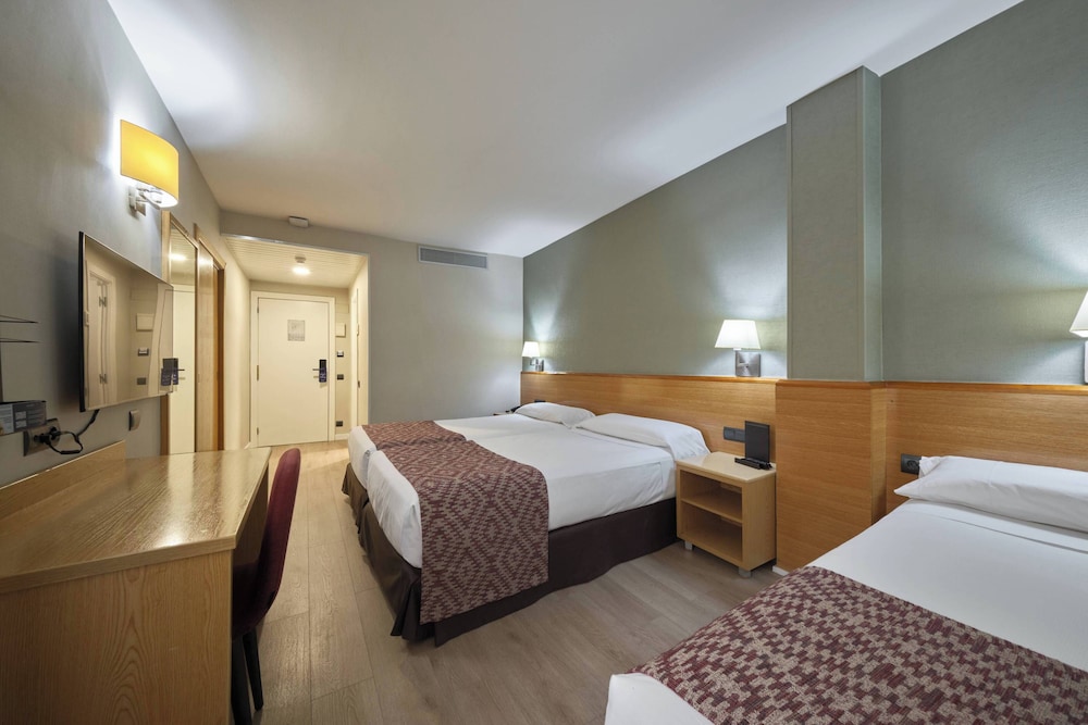 Catalonia Park Güell — Hotel rooms in Barcelona, Catalonia