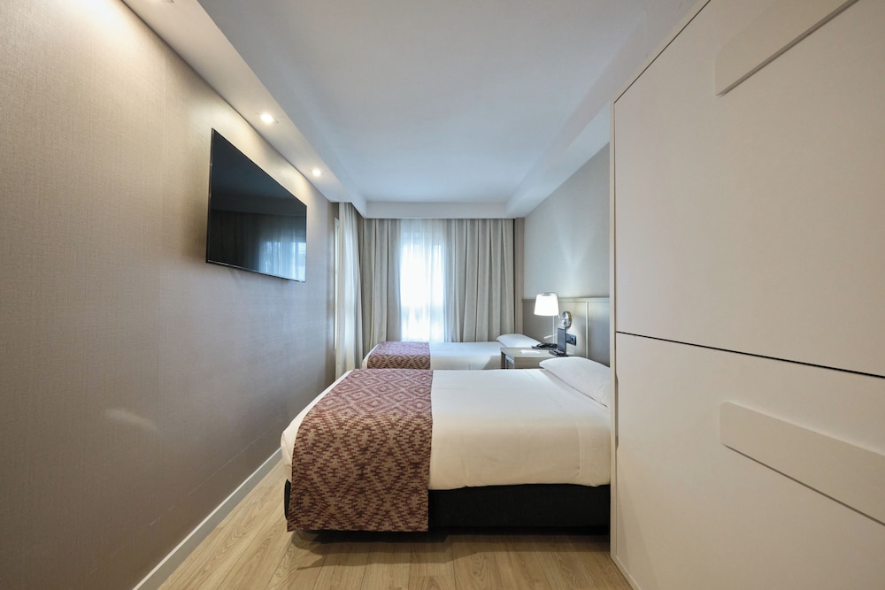 Catalonia Park Güell — Hotel rooms in Barcelona, Catalonia