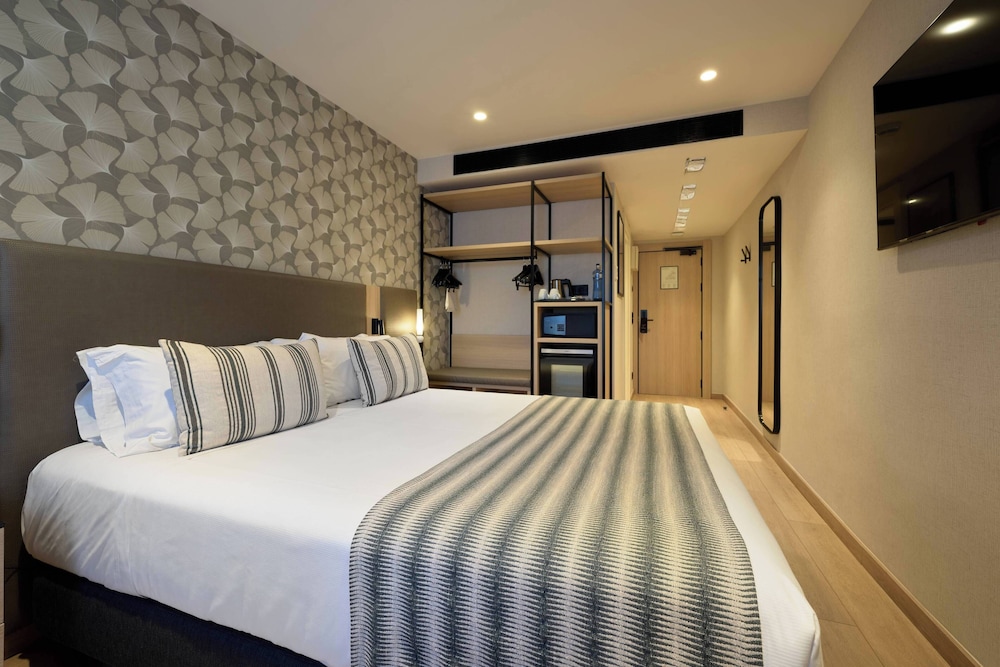 Catalonia Park Güell — Hotel rooms in Barcelona, Catalonia