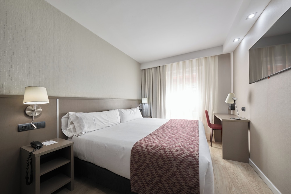 Catalonia Park Güell — Hotel rooms in Barcelona, Catalonia