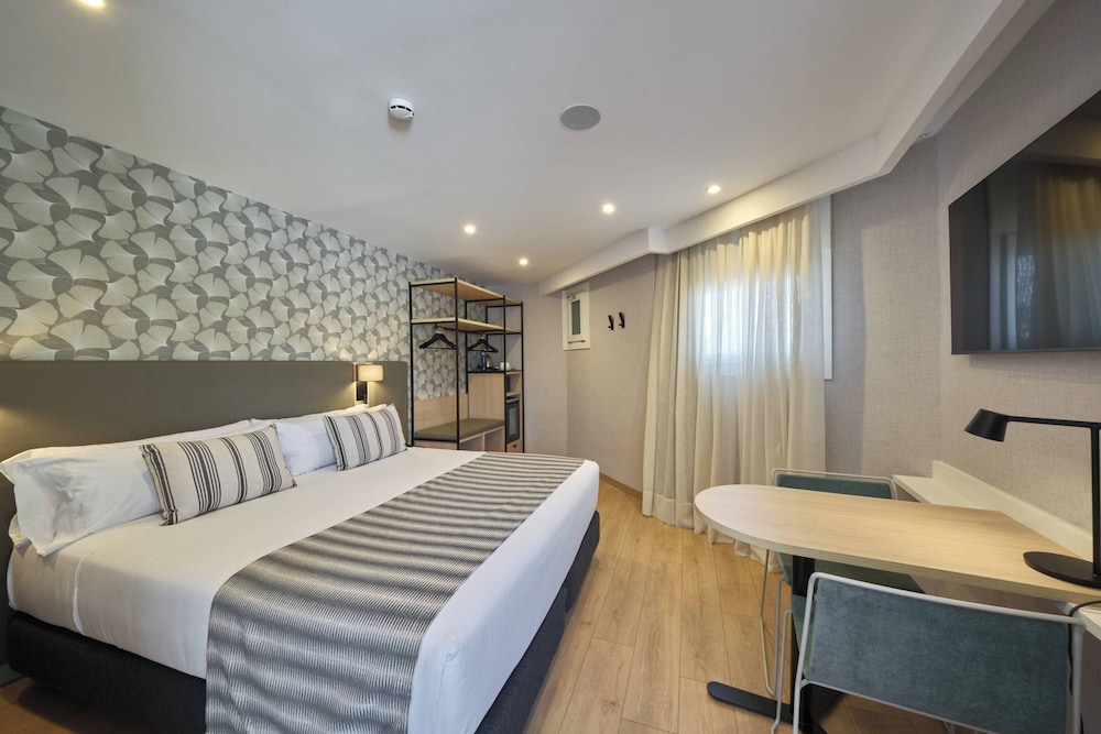 Catalonia Park Güell — Hotel rooms in Barcelona, Catalonia