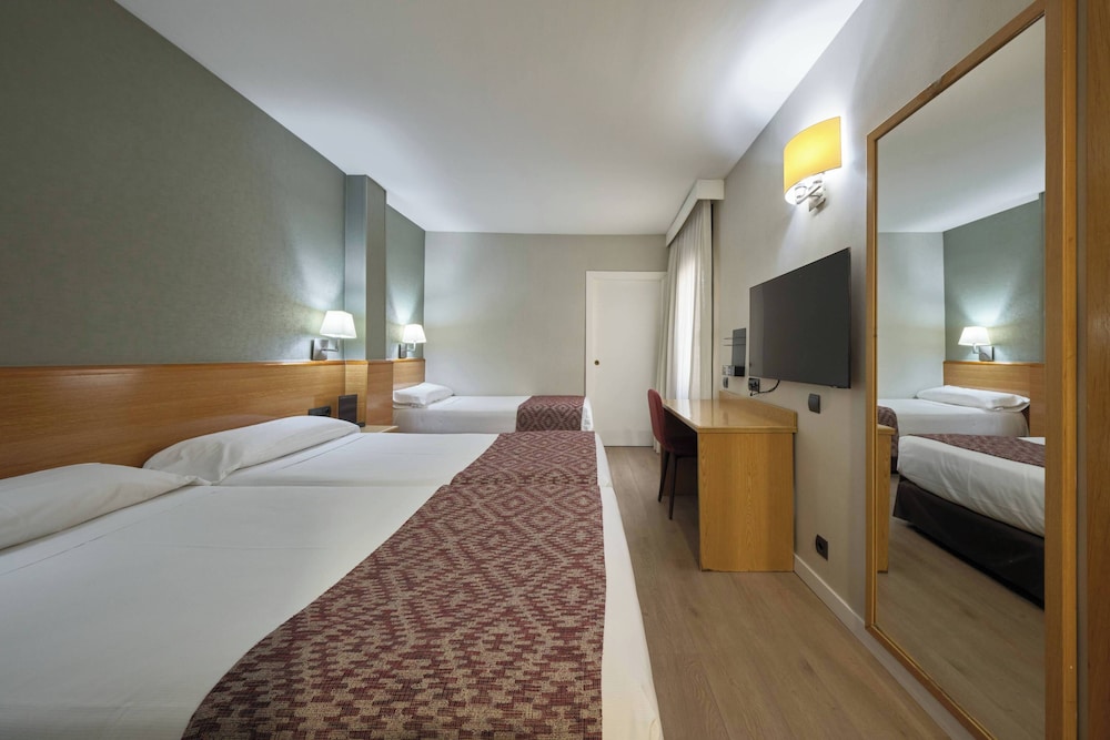 Catalonia Park Güell — Hotel rooms in Barcelona, Catalonia
