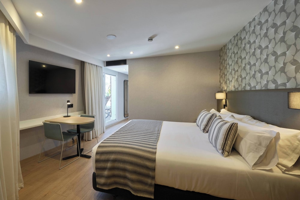 Catalonia Park Güell — Hotel rooms in Barcelona, Catalonia