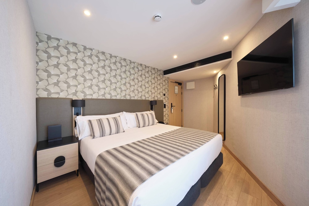 Catalonia Park Güell — Hotel rooms in Barcelona, Catalonia