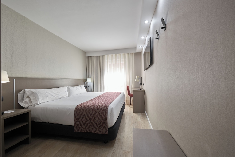Catalonia Park Güell — Hotel rooms in Barcelona, Catalonia