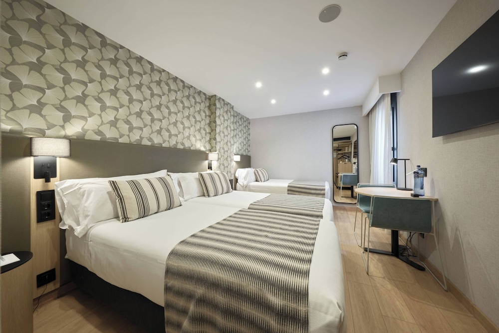 Catalonia Park Güell — Hotel rooms in Barcelona, Catalonia