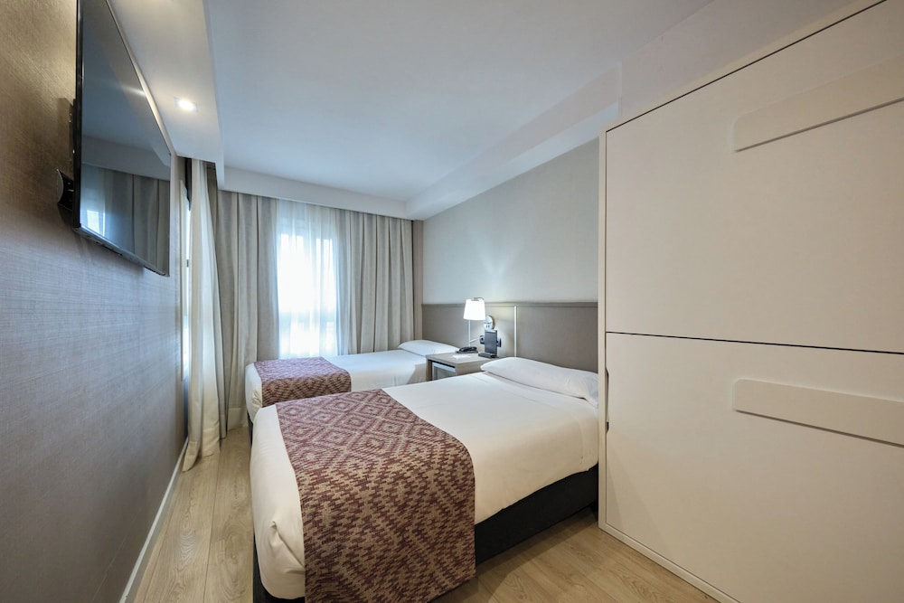 Catalonia Park Güell — Hotel rooms in Barcelona, Catalonia