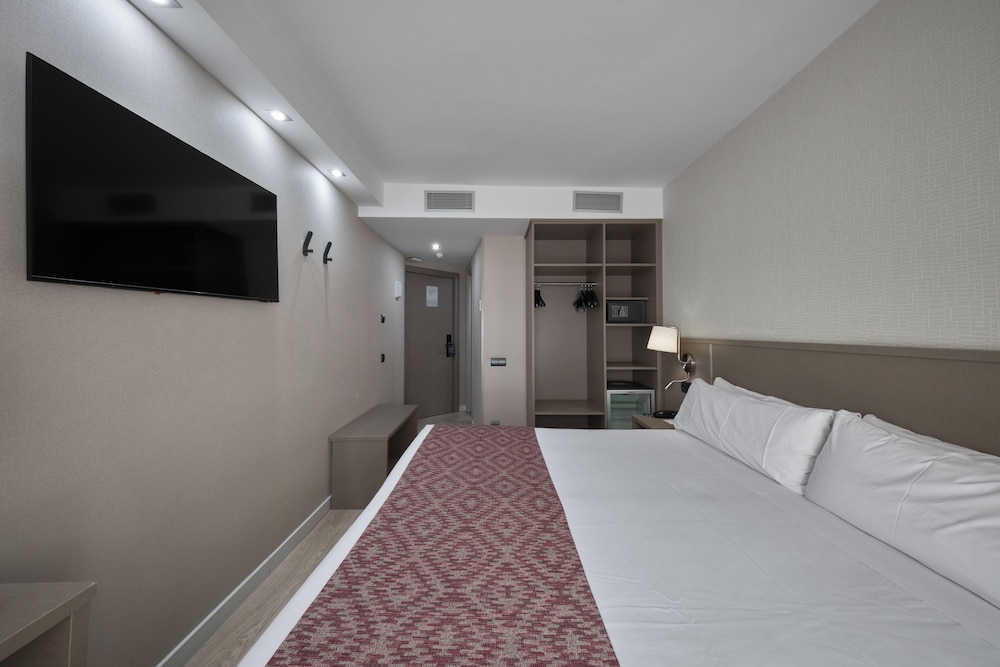 Catalonia Park Güell — Hotel rooms in Barcelona, Catalonia