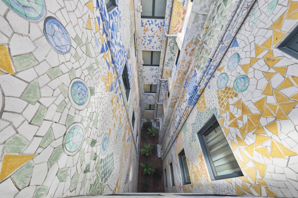 Catalonia Park Güell — Hotel building in Barcelona, Catalonia
