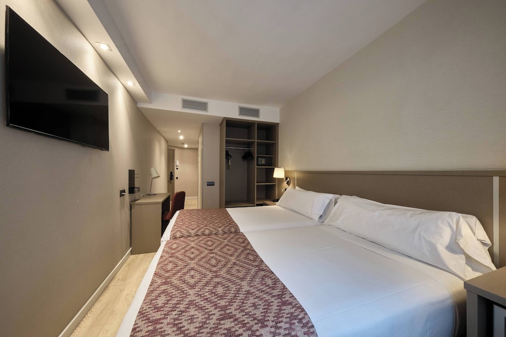 Catalonia Park Güell — Hotel rooms in Barcelona, Catalonia
