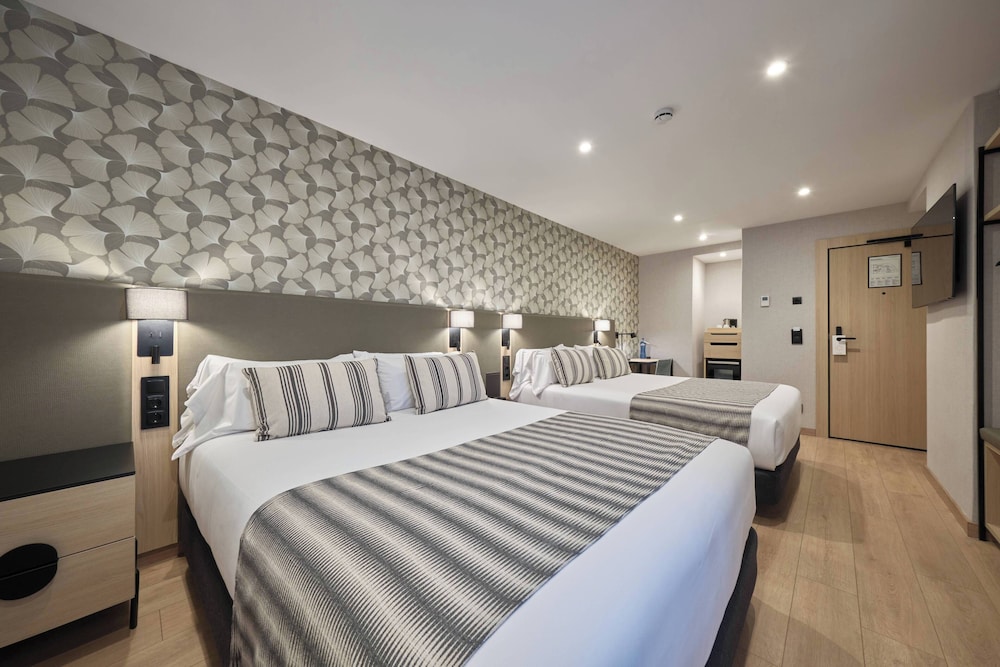 Catalonia Park Güell — Hotel rooms in Barcelona, Catalonia