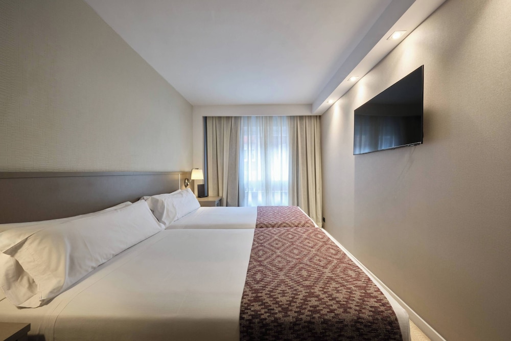 Catalonia Park Güell — Hotel rooms in Barcelona, Catalonia