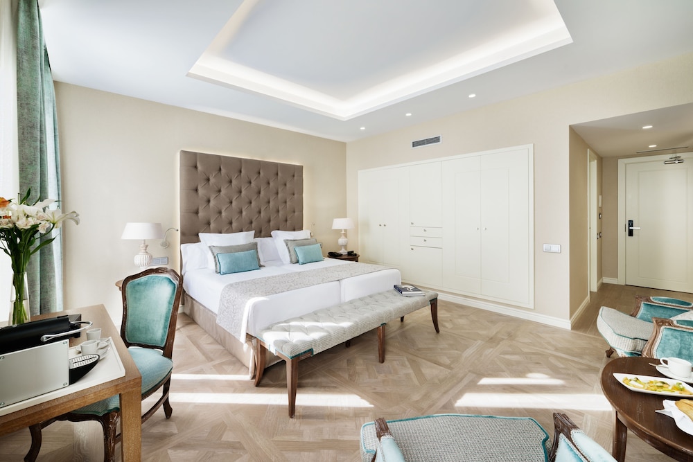 Lamaro Hotel Barcelona 5★ | Preferred Hotels & Resorts | Lifestyle Collection — Hotel rooms in Barcelona, Catalonia