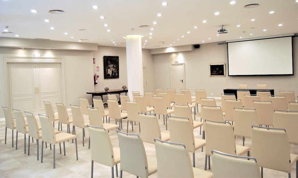 Lamaro Hotel Barcelona 5★ | Preferred Hotels & Resorts | Lifestyle Collection — Hotel building in Barcelona, Catalonia