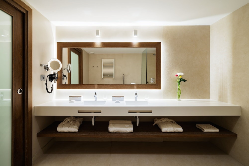 Lamaro Hotel Barcelona 5★ | Preferred Hotels & Resorts | Lifestyle Collection — Hotel rooms in Barcelona, Catalonia