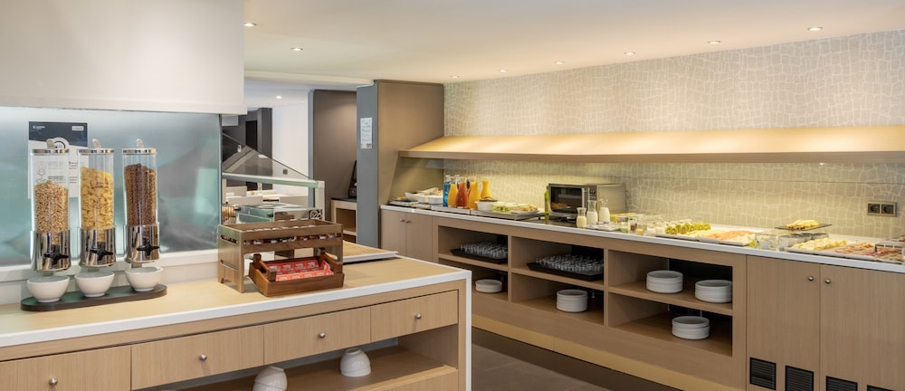 Hotel ILUNION Almirante — Hotel rooms in Barcelona, Catalonia