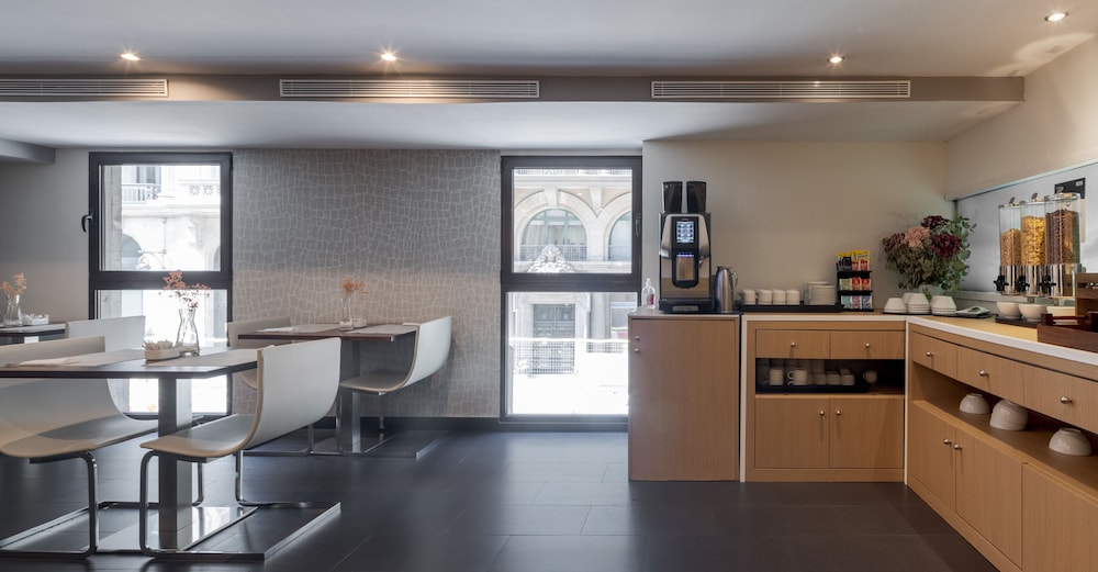 Hotel ILUNION Almirante — Hotel rooms in Barcelona, Catalonia