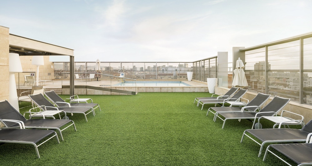 Hotel ILUNION Barcelona — Swimming pool in Barcelona, Catalonia