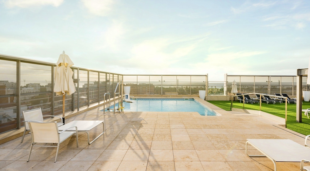 Hotel ILUNION Barcelona — Swimming pool in Barcelona, Catalonia