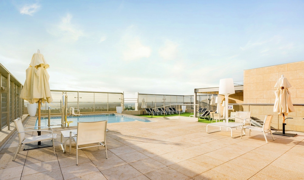 Hotel ILUNION Barcelona — Swimming pool in Barcelona, Catalonia