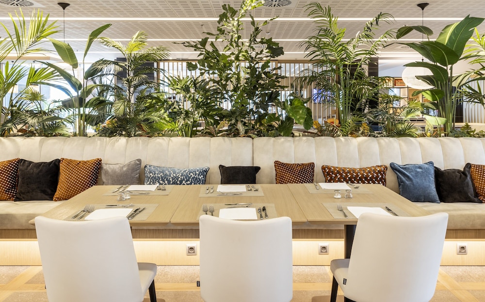 Hotel ILUNION Barcelona — Restaurant & bars in Barcelona, Catalonia