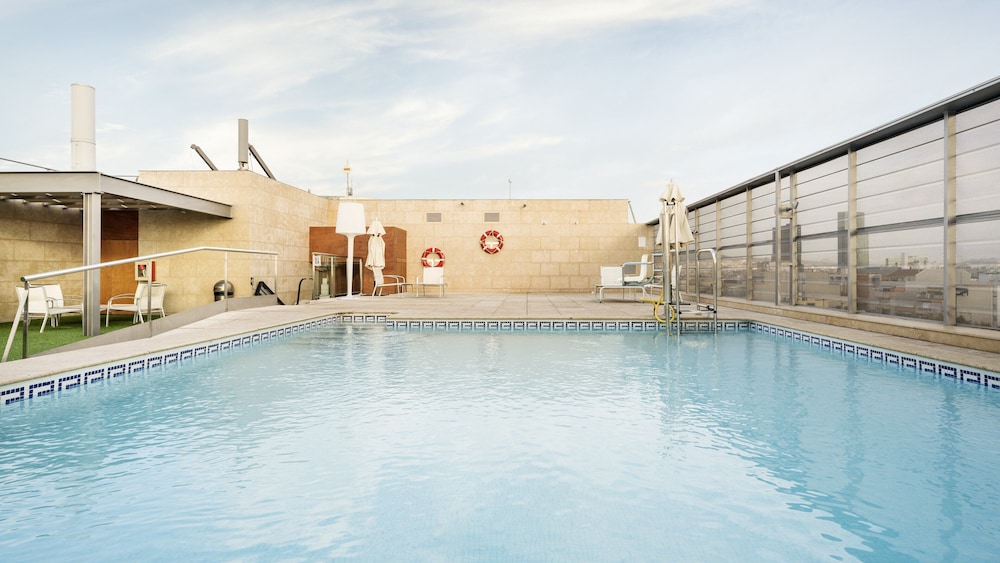 Hotel ILUNION Barcelona — Swimming pool in Barcelona, Catalonia