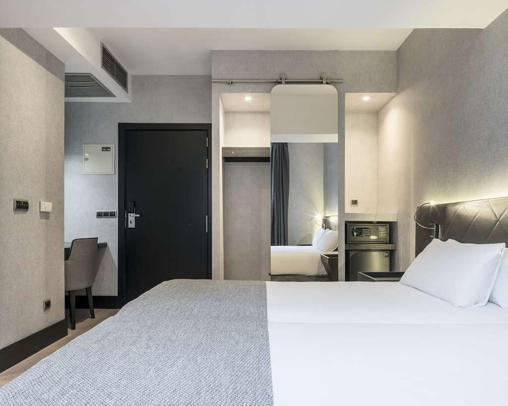 Hotel ILUNION Bel Art — Hotel rooms in Barcelona, Catalonia