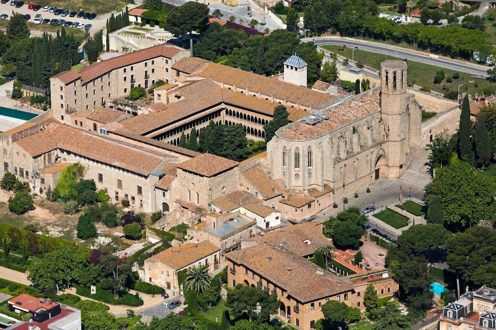 Hotel ILUNION Bel Art — Hotel building in Barcelona, Catalonia