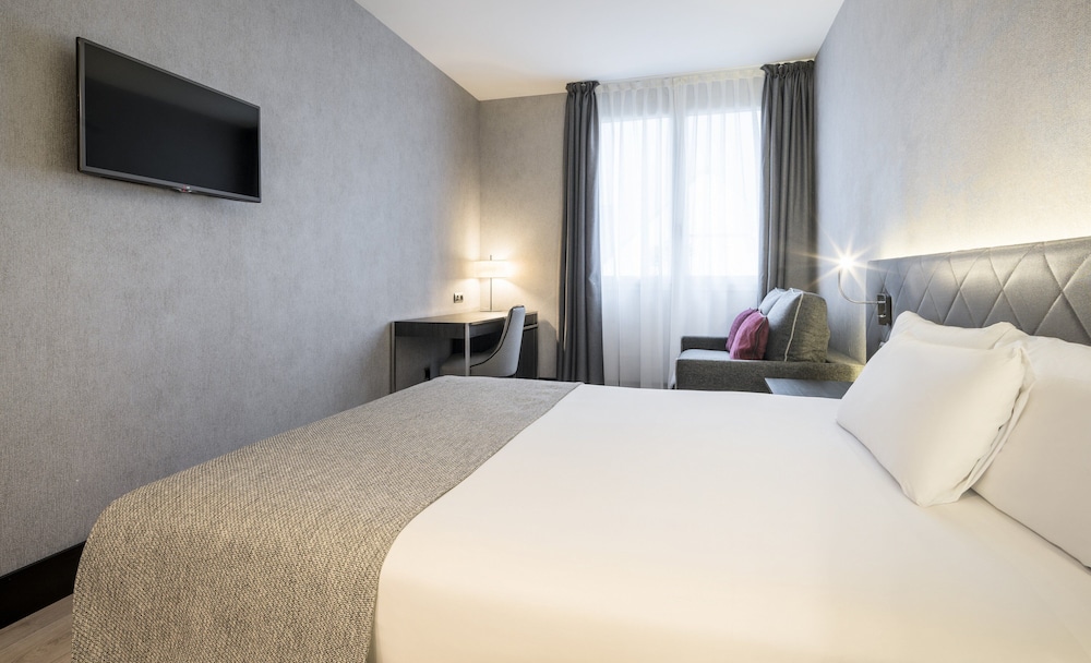 Hotel ILUNION Bel Art — Hotel rooms in Barcelona, Catalonia