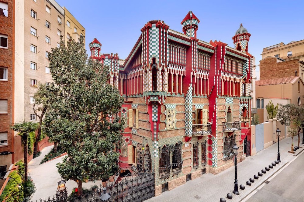 Hotel ILUNION Bel Art — Hotel building in Barcelona, Catalonia