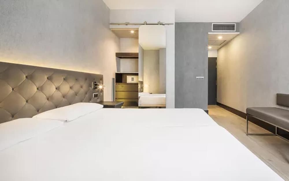 Hotel ILUNION Bel Art — Hotel rooms in Barcelona, Catalonia