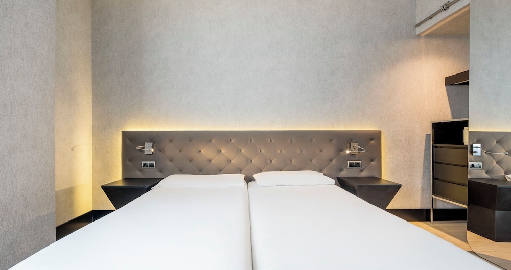 Hotel ILUNION Bel Art — Hotel rooms in Barcelona, Catalonia