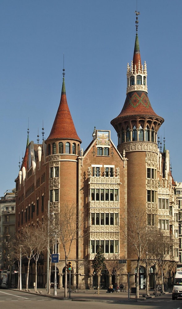 Hotel ILUNION Bel Art — Hotel building in Barcelona, Catalonia