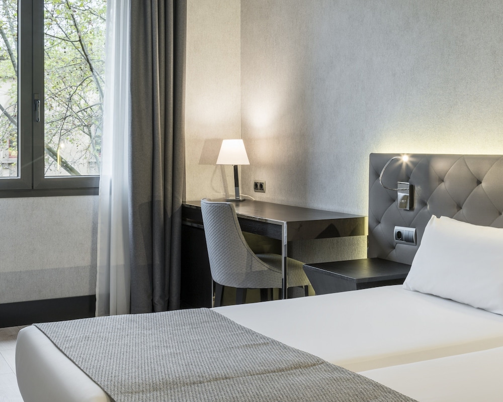Hotel ILUNION Bel Art — Hotel rooms in Barcelona, Catalonia