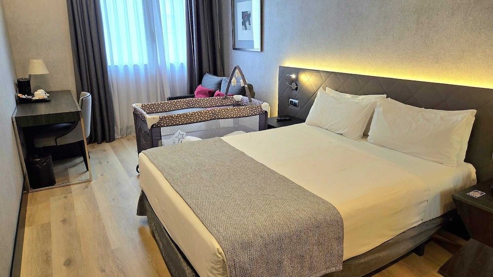 Hotel ILUNION Bel Art — Hotel rooms in Barcelona, Catalonia