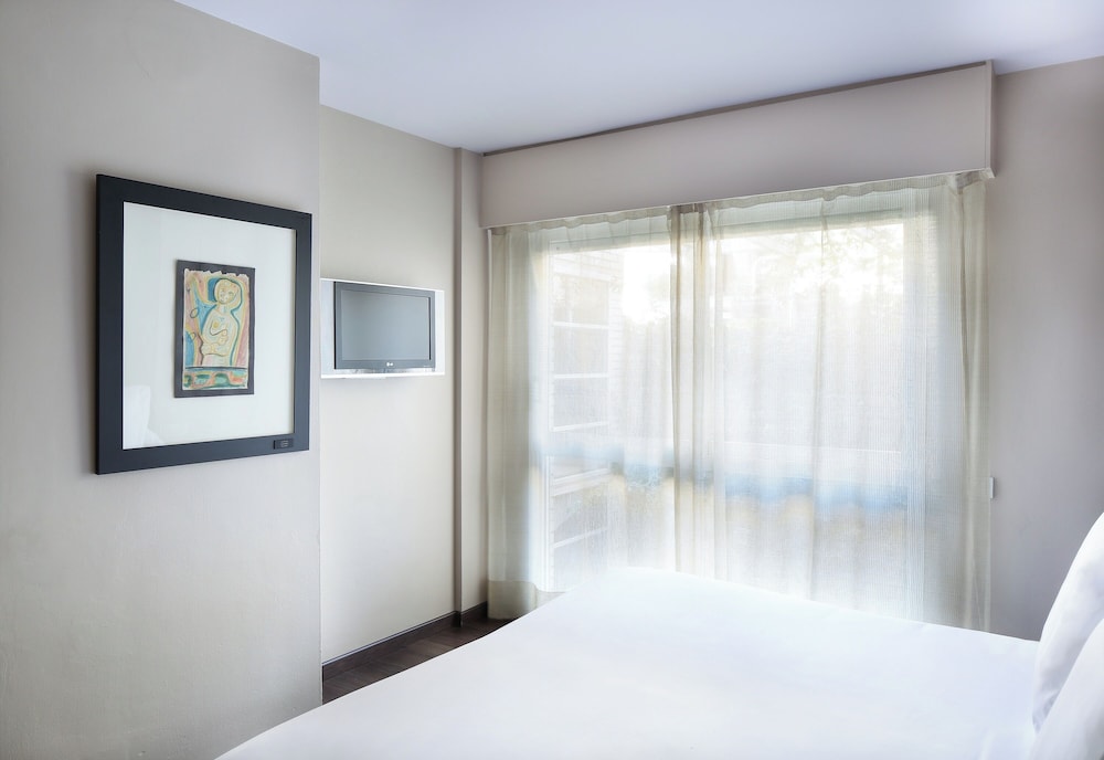 Gran Derby Suites Hotel a Small Luxury Hotels of the World — Hotel rooms in Barcelona, Catalonia