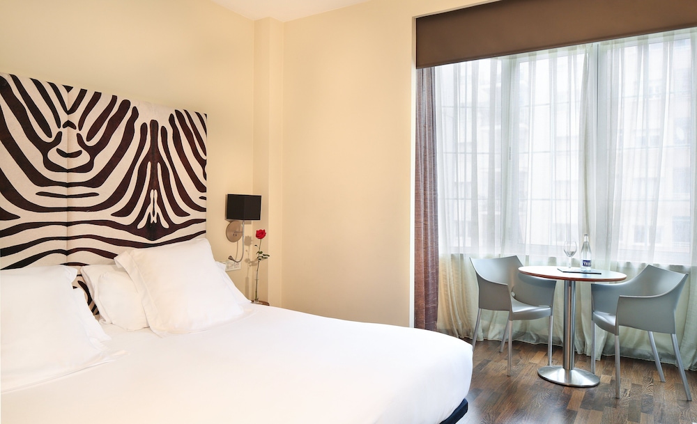 Gran Derby Suites Hotel a Small Luxury Hotels of the World — Hotel rooms in Barcelona, Catalonia