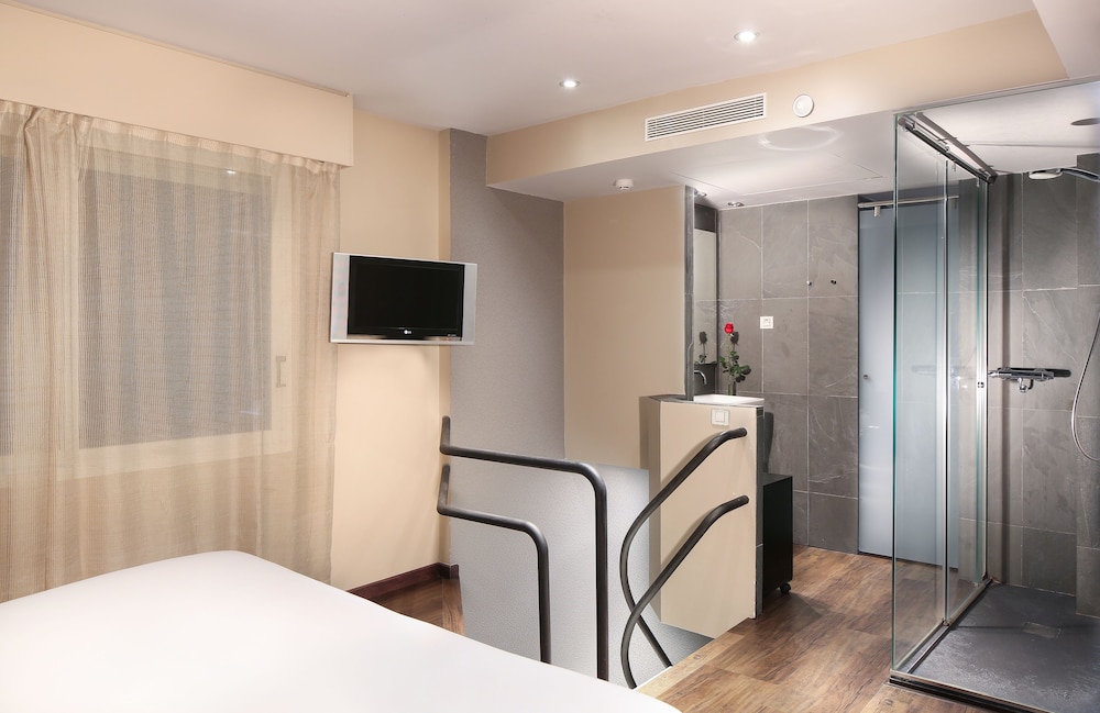 Gran Derby Suites Hotel a Small Luxury Hotels of the World — Hotel rooms in Barcelona, Catalonia